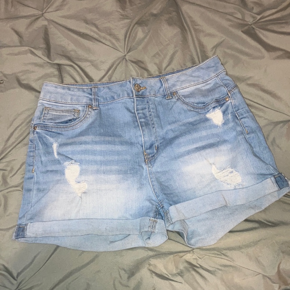 Fashion Nova light wash denim shorts